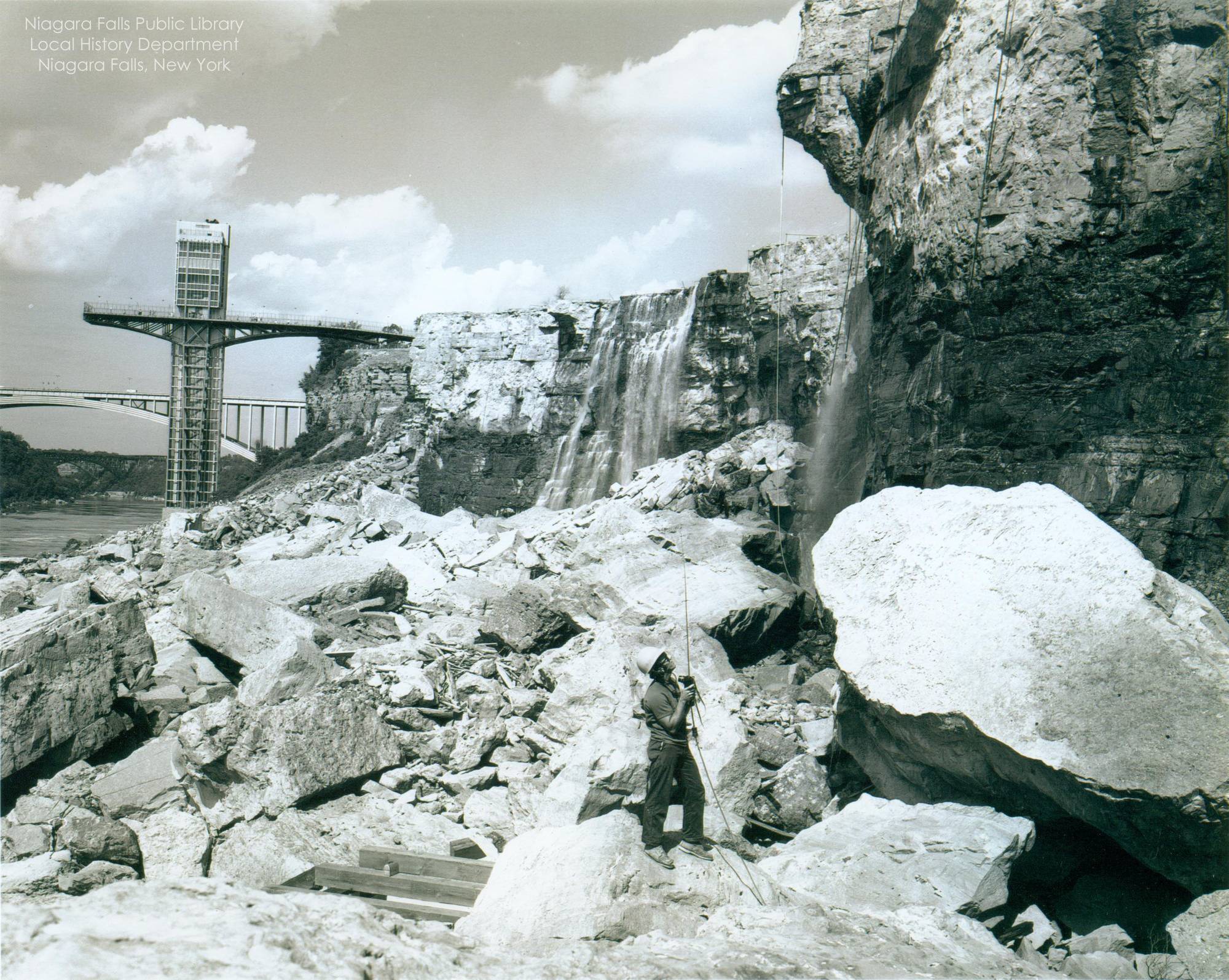 Dick falls. Ниагарский водопад 1969. Сухой Ниагарский водопад 1969. Ниагарский водопад ОСУШИЛИ 1969. Ниагарский водопад ОСУШИЛИ.