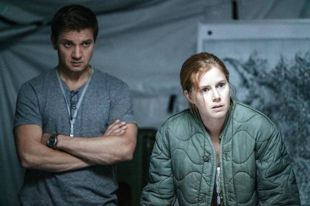 Jeremy Renner as Ian Donnelly and Amy Adams as Louise Banks in Arrival.