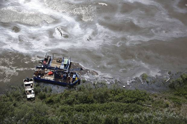 July 22, 2016: Crews work to clean up an oil spill on the North Saskatchewan River near Maidstone.