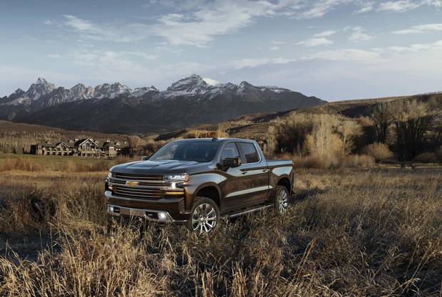 The all-new 2019 Silverado High Country features an exclusive front grille design with two-tone chrome and bronze finish and body-color accents, plus chrome assist steps from wheel to wheel. It also includes the power up/down tailgate as standard equipment.