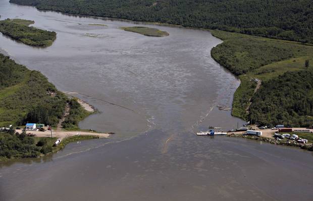 Crews work to clean up an oil spill on the North Saskatchewan river near Maidstone, Sask. on Friday, July 22, 2016.