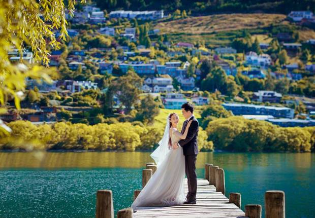 Peng Yuqi (left) and Wang Yuchen spent $6,000 for the one-day wedding shoot in New Zealand, not including travel costs.