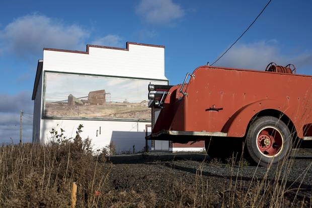 A mural depicts the town of Wabana's mining history.