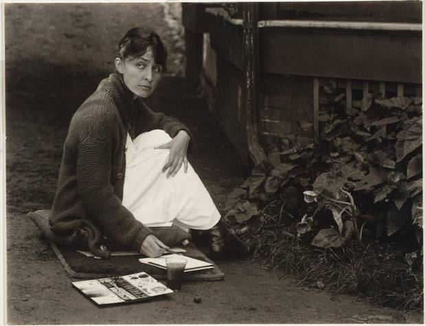 Georgia O'Keeffe with watercolour paint box, 1918.