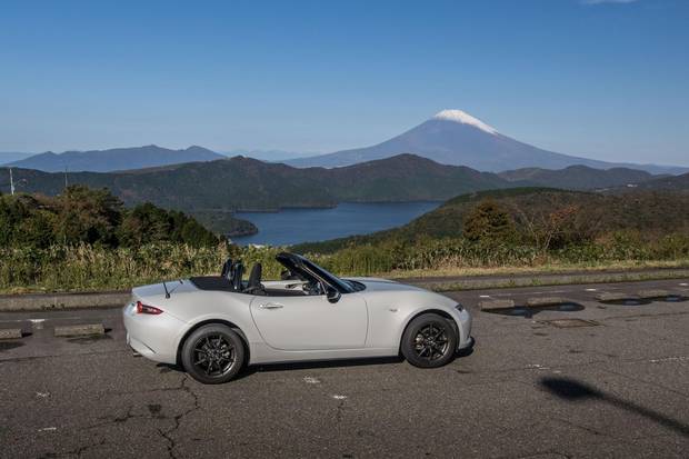 The MX-5 reaches the top of the Hakone Toll Highway, with Mount Fuji in the background.