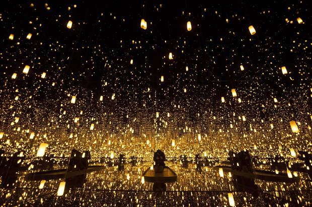 Infinity Mirrored Room: Aftermath of Obliteration of Eternity, 2009. 