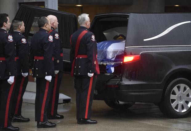 The casket arrives at City Hall.