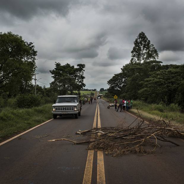 Residents of the Guarani-Kaiowa reserve at Amambai blocked a nearby highway in November to protest the fact that half the community had been without running water for nearly two months after a pump broke down. Protest leaders said that only blocking the highway brings attention from the Indigenous affairs organization that manages utilities and other services for the reserve. Police separated the protesters from angry white farmers wanting to use the road to get to town.