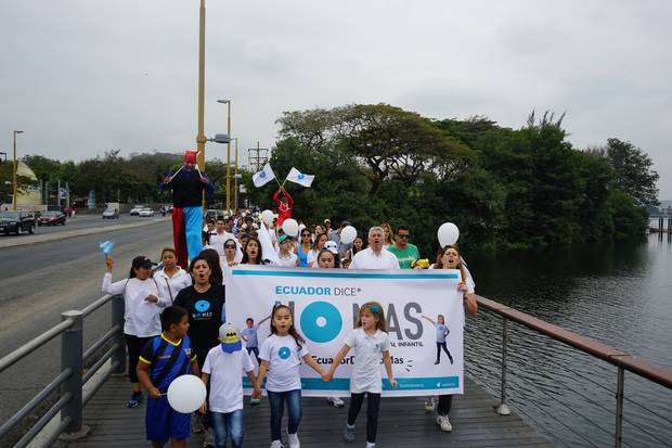 A groups of supporters at Ecuador Dice No Mas’s first-ever march against child sexual abuse in Guayaquil, Ecuador in November 2016. 200 survivors, activists and supporters took part.