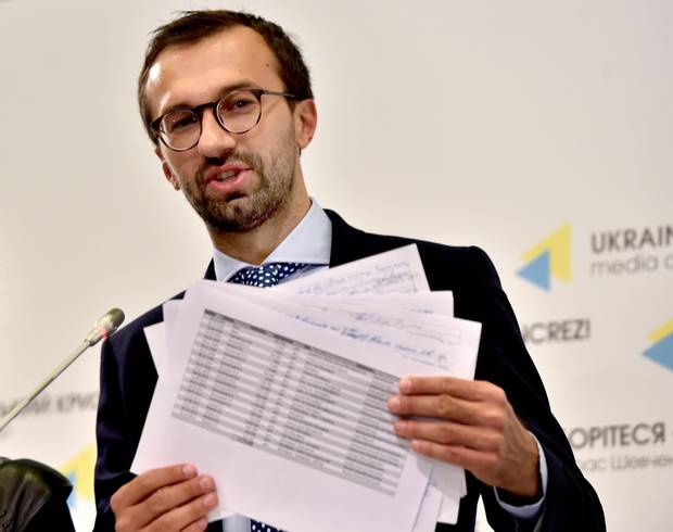 Ukrainian journalist and member of parliament Serhiy Leshchenko holds pages allegedly showing signings of payments to Paul Manafort from an illegal shadow accounting book of the party of former Ukrainian president Viktor Yanukovych, a pro-Russia politician ousted in 2014.