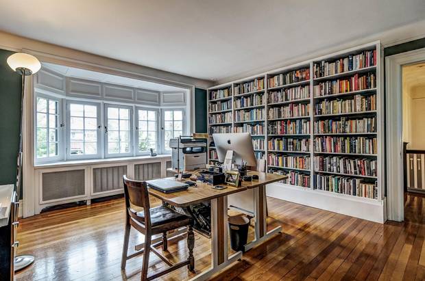 The second-floor bedroom is used as a study, with bookshelves designed to be easily removed.