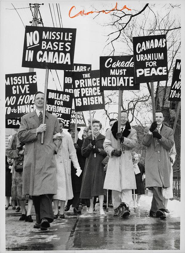 Federal Newsphotos of Canada, [Peace protesters at Easter Parade, Toronto, Ontario], March 29, 1959, gelatin silver print. 