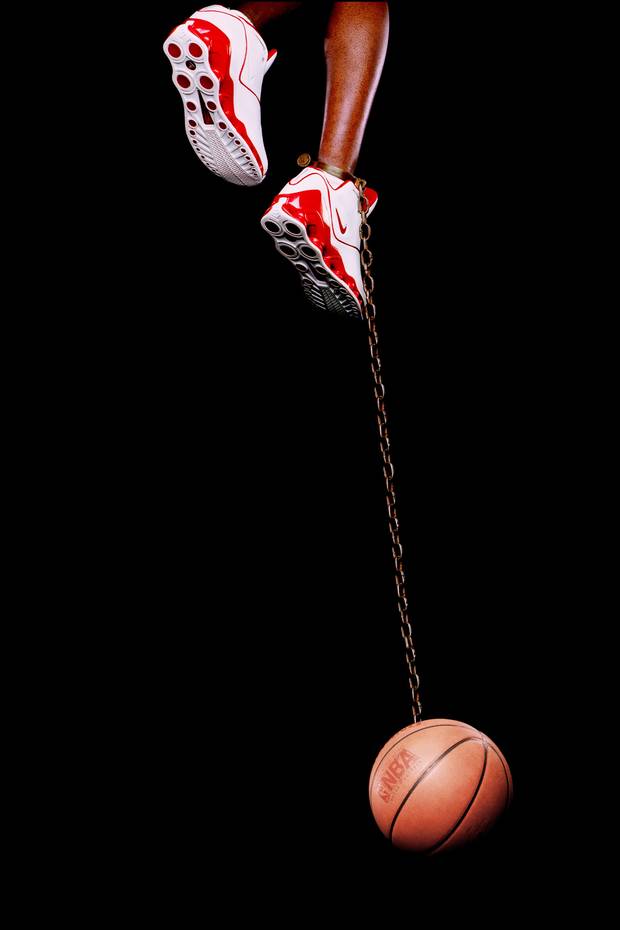 Hank Willis Thomas – Basketball and Chain, 2003, Lambda photograph
