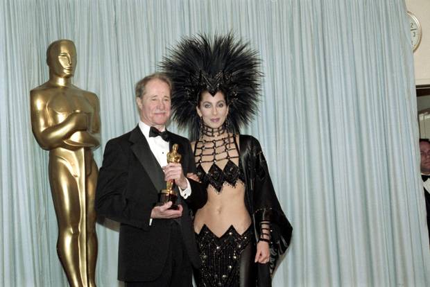 While her acting talent in Mask had been snubbed by the industry, Cher made her attendance in a Bob Mackie outfit at the 1986 ceremony impossible to ignore. Here, she is backstage with actor Don Ameche.