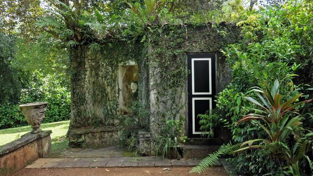 Geoffrey Bawa’s estate in Bentota incorporates the wild atmosphere around his buildings into his design.
