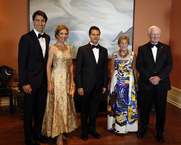 Prime Minister Justin Trudeau, left to right, his wife, Sophie Gregoire Trudeau and Mexican President Enrique Pena Nieto pose for a photograph along with Governor General David Johnston, right, and his wife Sharon Johnston before attending a state dinner in honour of the Mexican President at Rideau Hall the official residence of the Governor General in Ottawa, Tuesday June 28, 2016.