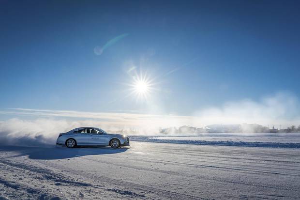 The E63 dances like a ballerina on ice, kicking up plumes of snow.