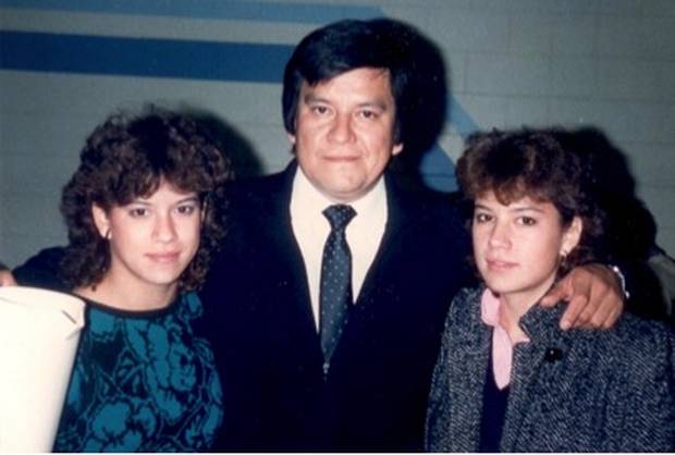 Ms. Wilson-Raybould and her sister with their father, Bill Wilson.