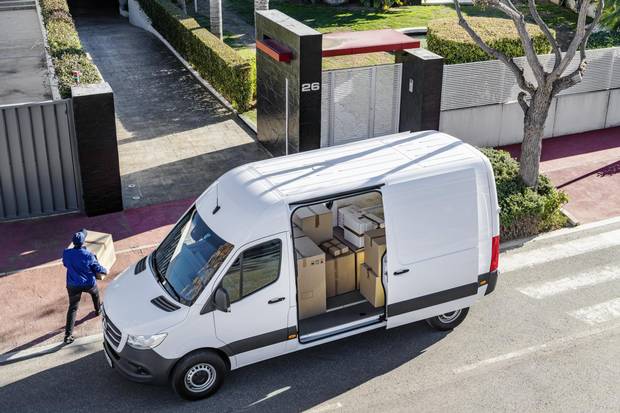The new Sprinter looks similar to the current model, though it’s 105 mm slimmer thanks to more aerodynamic mirrors.