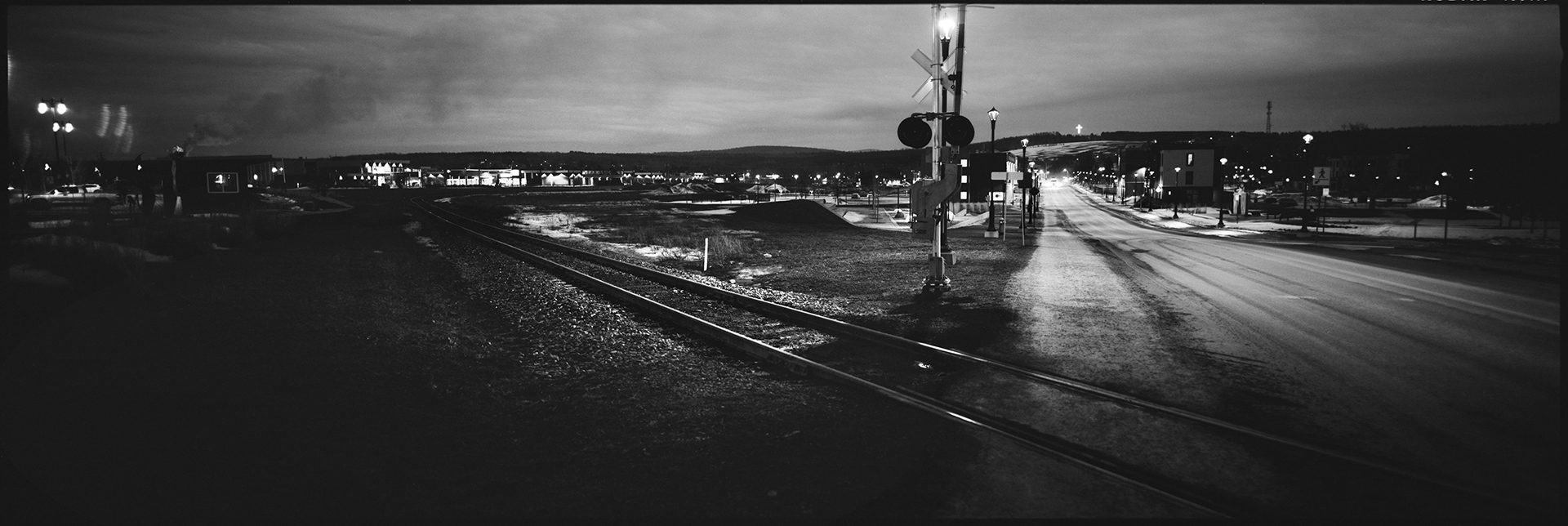 Black and white photo of a rail crossing in Lac-Mégantic, Que.