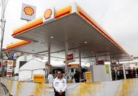 FILE PHOTO: A guard stands outside Anglo-Dutch oil major Royal Dutch Shell's first gas station in Mexico City, Mexico September 5, 2017. REUTERS/Ginnette Riquelme/File Photo