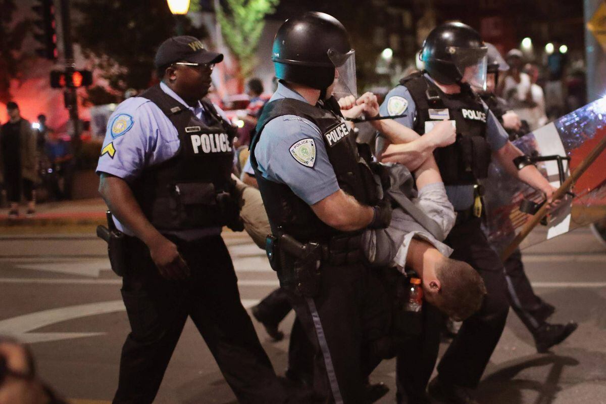 The policeman a scream. Полиция копы Осада. Полиция Парадайз. Us Police Arrest. Harlem Police.
