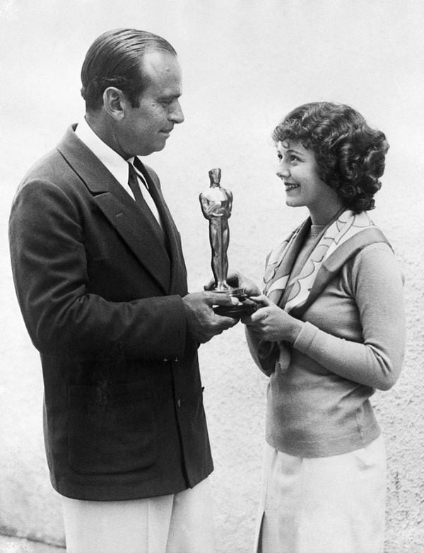 ONE-TIME USE ONLY WITH STORY SLUGGED NW-MIT-OSCARS-0515 -- Douglas Fairbanks presents Janet Gaynor with the first Academy Award for Best Actress, for her work in Seventh Heaven, as well as Street Angel, and Sunrise, at the first Academy Awards in 1929.