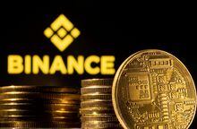 FILE PHOTO: A representation of the cryptocurrency is seen in front of Binance logo in this illustration taken, March 4, 2022. REUTERS/Dado Ruvic/Illustration/File Photo/File Photo