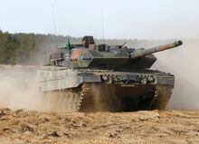 FILE PHOTO: German army battle tank Leopard 2 returns after NATO enchanced Forward Presence Battle Group Lithuania exercise in Pabrade military training field, Lithuania, May 17, 2017. REUTERS/Ints Kalnins