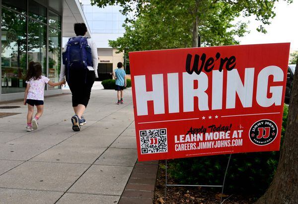 U.S. weekly unemployment claims inch down as labour market stays tight