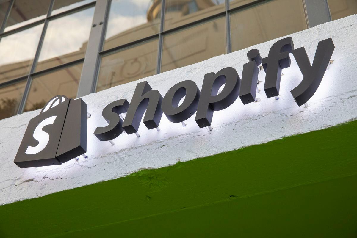 Shopify advierte sobre mayores pérdidas en el futuro, ya que la desaceleración del comercio electrónico afecta las expectativas de ganancias