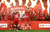 Soccer Football - FA Cup - Final - Chelsea v Liverpool - Wembley Stadium, London, Britain - May 14, 2022 Liverpool's Jordan Henderson lifts the trophy as they celebrate after winning the FA Cup REUTERS/Hannah Mckay     TPX IMAGES OF THE DAY