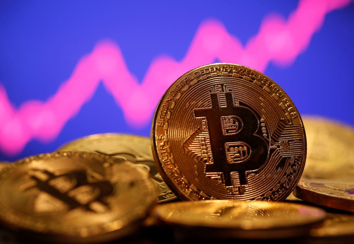 Prețul Bitcoin s-ar putea prăbuși la 2.000 USD pe baza raportului de aur