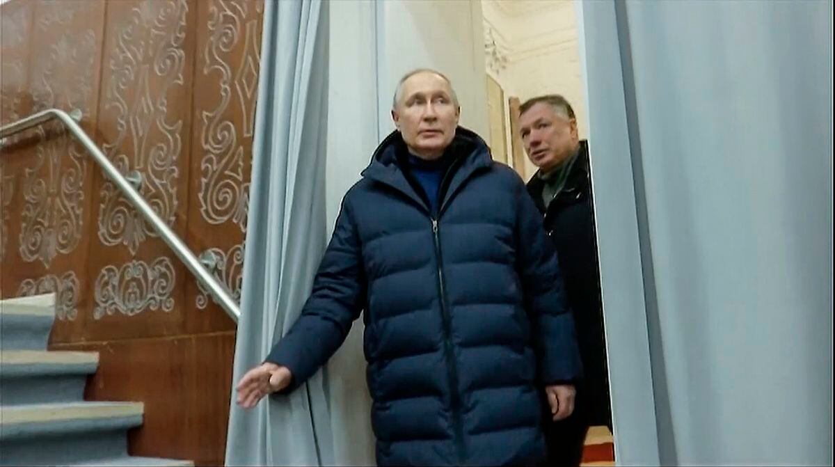 Poetin maakt een verrassingsreis naar het door Rusland bezette Mariupol in de nasleep van het ICC-bevel