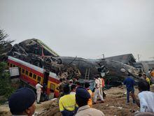 Onlookers and rescue workers stand next to damaged coaches, after trains collided in Balasore, India June 3, 2023, in this picture obtained from social media. Nantu Samui/via REUTERS