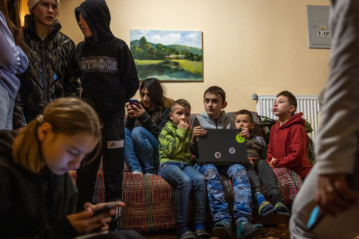Ukraińskie dzieci szukają schronienia w Polsce po bombardowaniach, bojąc się o swoje bezpieczeństwo