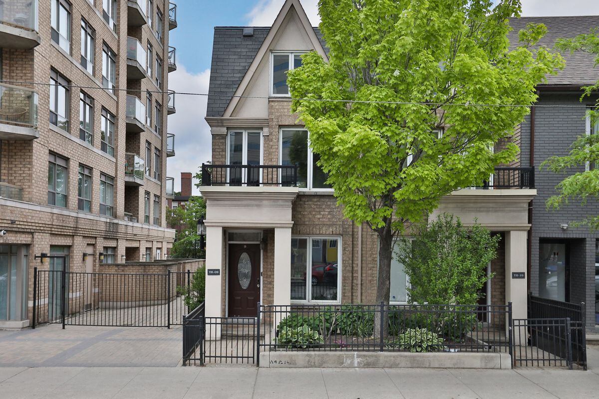 Lawn sign draws buyers to King West townhouse