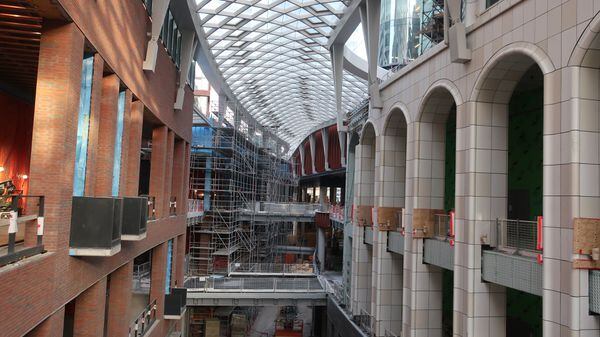 Running through the centre of The Well, is the Spine, a new brick-paved street lined with three levels of retail and restaurants beneath a glass canopy.