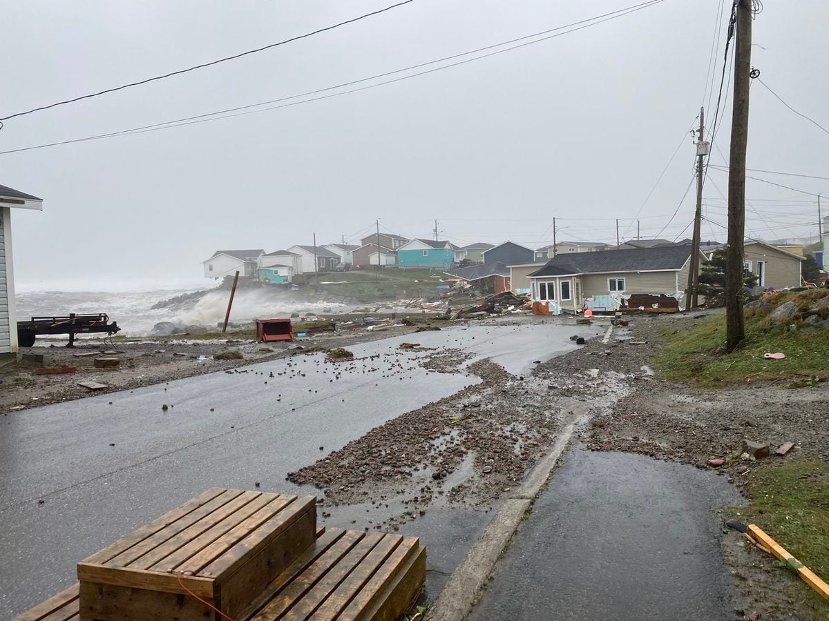 Posttropikalna burza Fiona uderza we wschodnie wybrzeże, odgarniając domy i pozostawiając setki tysięcy bez prądu