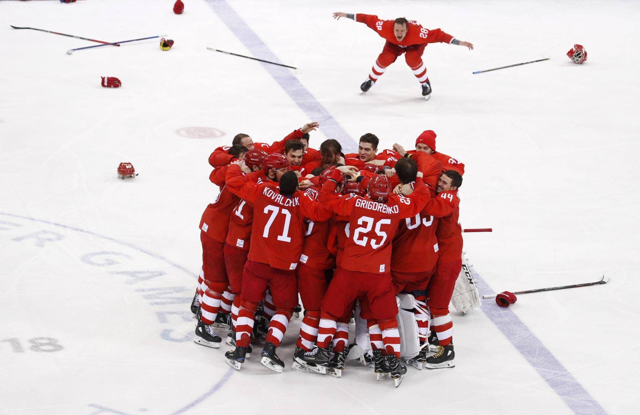 Включи все хоккей. Красная машина хоккей. Красная машина хоккеисты. Хоккей с шайбой на Олимпийских играх. Хоккей моменты.
