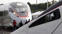 FILE PHOTO: Visitors walk next to a Bombardier ZEFIRO 380 (L) and a Alstom 4th generation Pendolino high speed trains at the Innotrans 'International Trade Fair for Transport Technology - Innovative Components, Vehicles, Systems' in Berlin September 21, 2010.  REUTERS/Fabrizio Bensch/File Photo
