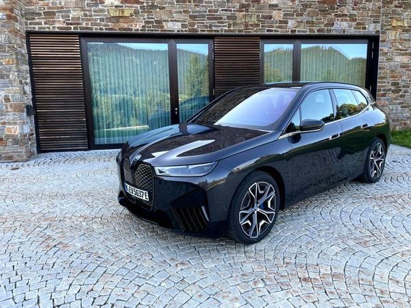 Reseña BMW está atrapando a Tesla con el SUV eléctrico iX