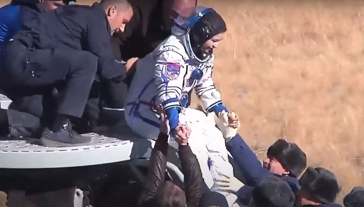 I registi russi tornano sulla Terra dopo aver girato un film sulla Stazione Spaziale Internazionale