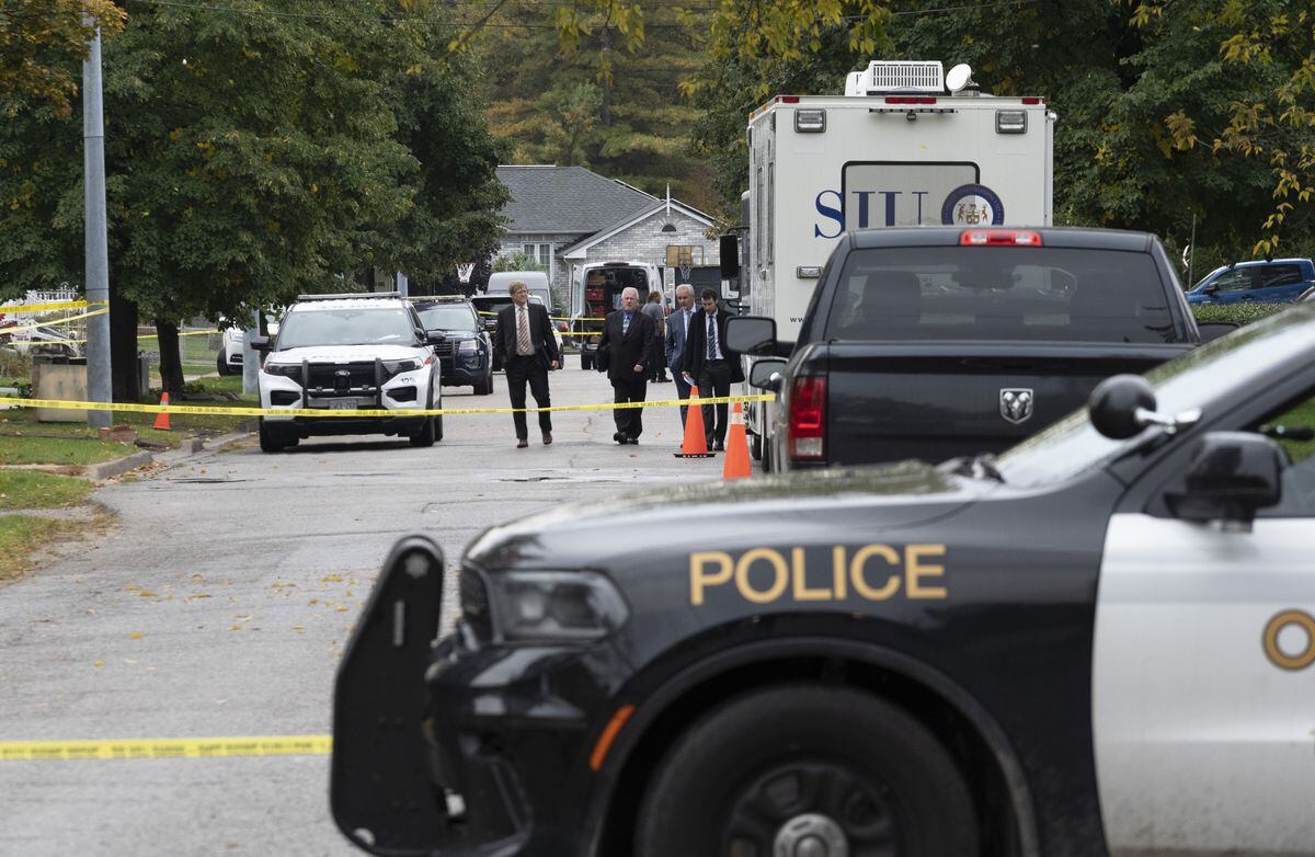 Dos oficiales fueron asesinados a tiros dentro de una casa en Innisfil, Ontario.