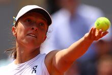 Tennis - French Open - Roland Garros, Paris, France - June 7, 2023 Poland's Iga Swiatek in action during her quarter final match against Coco Gauff of the U.S. REUTERS/Kai Pfaffenbach