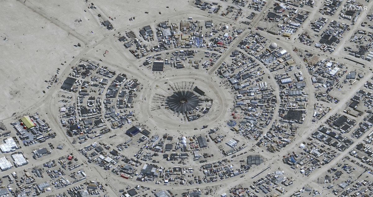 Los juerguistas de Burning Man quedan varados en el desierto de Nevada debido a la lluvia y el barro