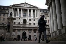 FILE PHOTO: People walk outside the Bank of England in the City of London financial district, in London, Britain, January 26, 2023. REUTERS/Henry Nicholls