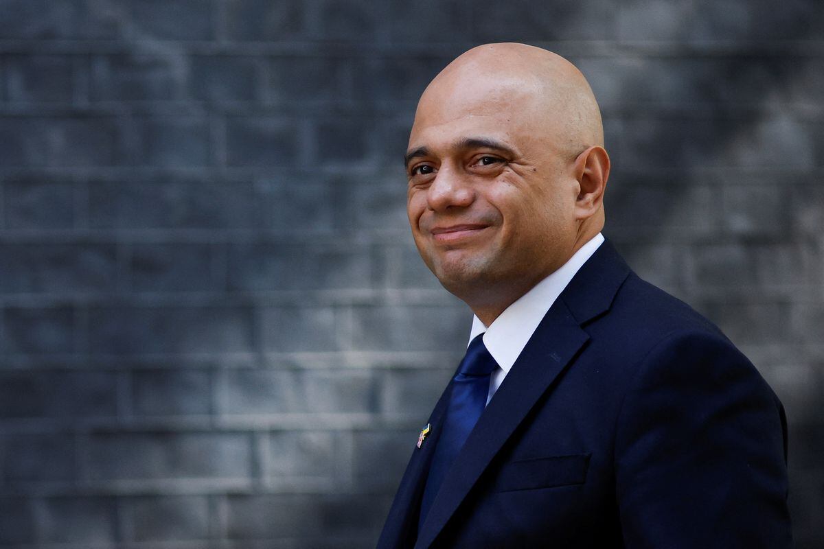 Menteri kesehatan dan keuangan Inggris telah mengundurkan diri, melemparkan pemerintah Boris Johnson ke dalam krisis