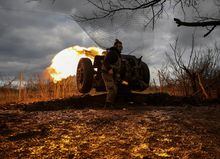 FILE PHOTO: Ukrainian service members from a 3rd separate assault brigade of the Armed Forces of Ukraine, fire a howitzer D30 at a front line, amid Russia's attack on Ukraine, near the city of Bakhmut, Ukraine April 23, 2023. REUTERS/Sofiia Gatilova/File Photo