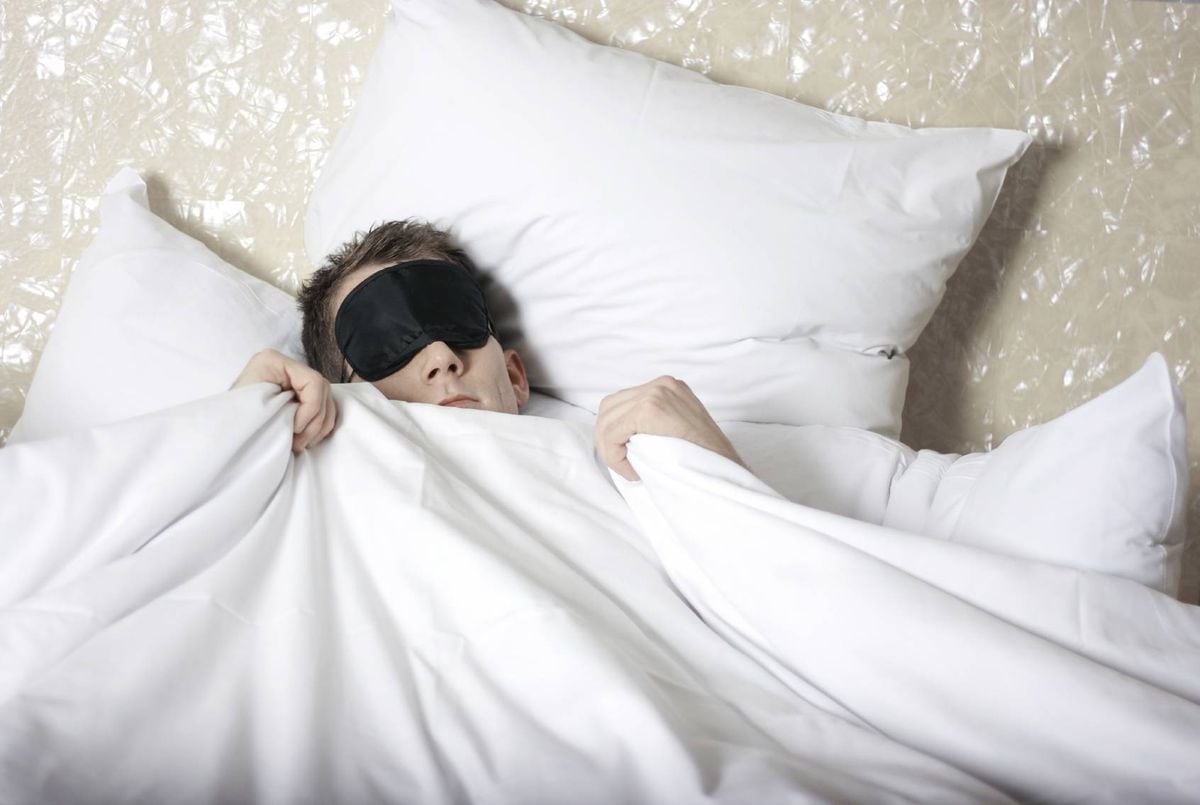 Спать на кровати после умершего. Маска для сна для парня. Фотосессия в маске для сна. Человек в маске для сна. Девушка в маске для сна.